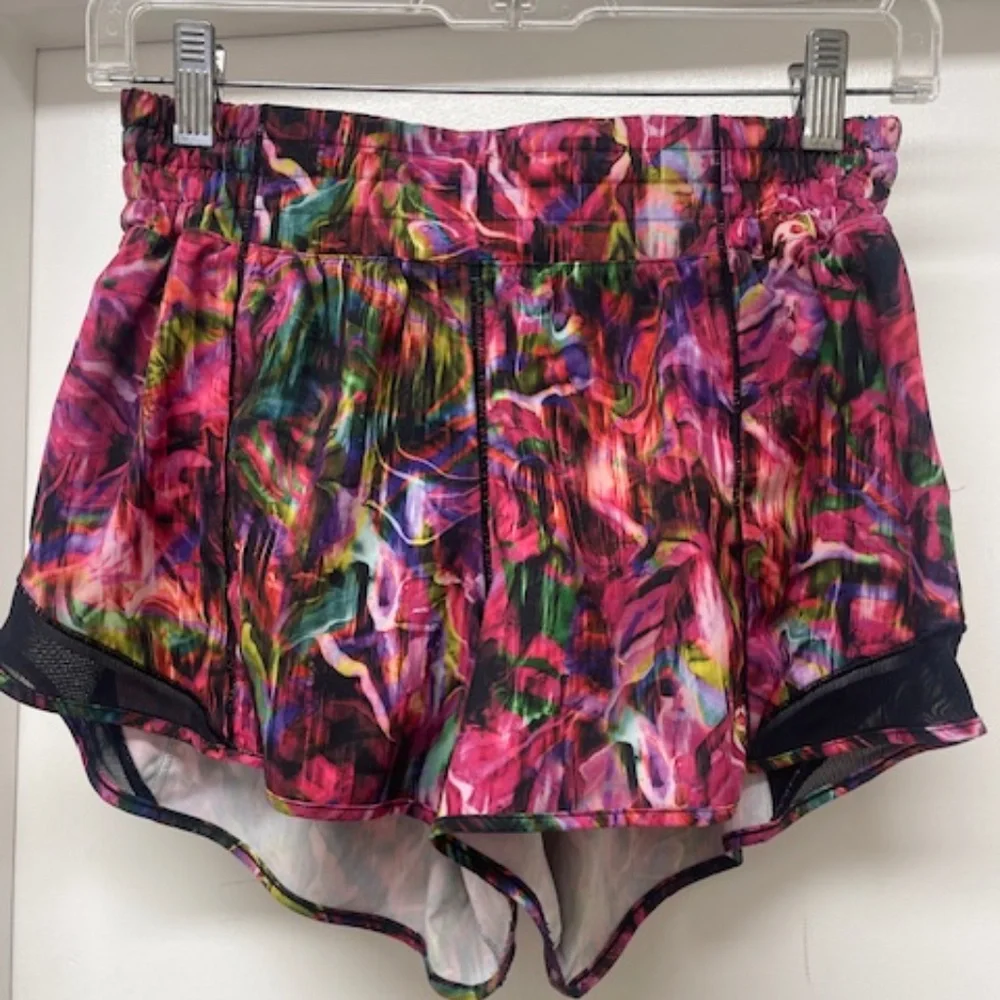 EUC Lululemon Hotty Hot High Rise Shorts 2.5" Hyper Flow - Picture 2 of 8